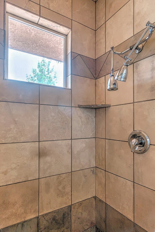 Building Photo - Gorgeous, Custom 4 bed, 3 bath Pet-Friendl...