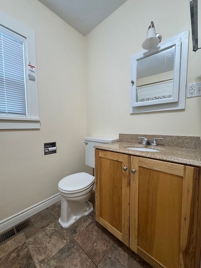 Building Photo - Charming 3 Bed Rental in Prime Location