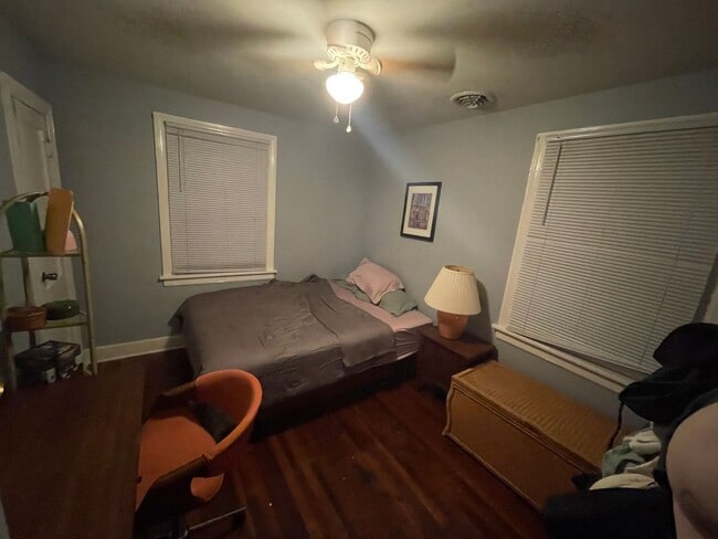 Building Photo - 2 bed house w Laundry, All electric, central HVAC, fenced yard, hardwoods