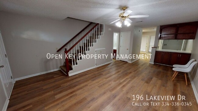 Building Photo - Spacious 2 bedroom, 1.5 bath townhouse in ...