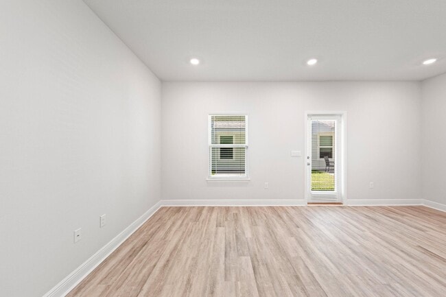 Building Photo - 1027 McLaren Cir