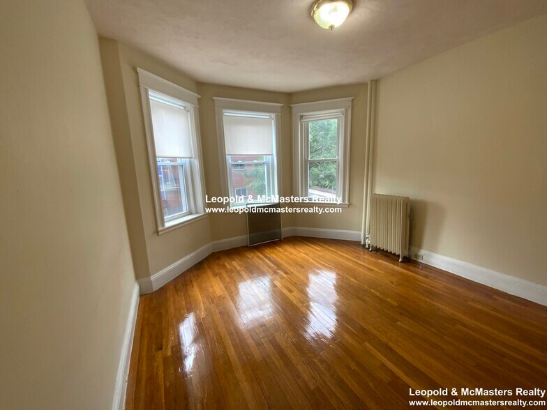 Building Photo - 33 Woodstock Ave