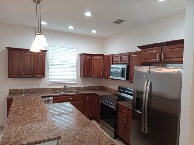 Building Photo - Spacious 4-Bedroom 2 Bathroom Apartment fo...