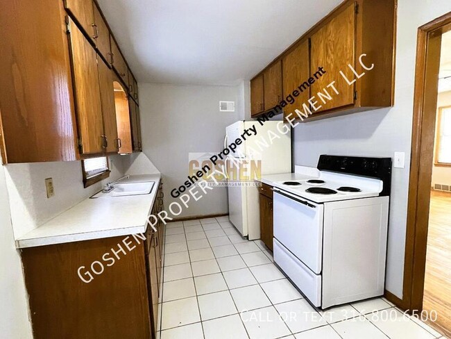 Building Photo - Cozy 2 Bed 1 Bath Abode with Garage & Yard