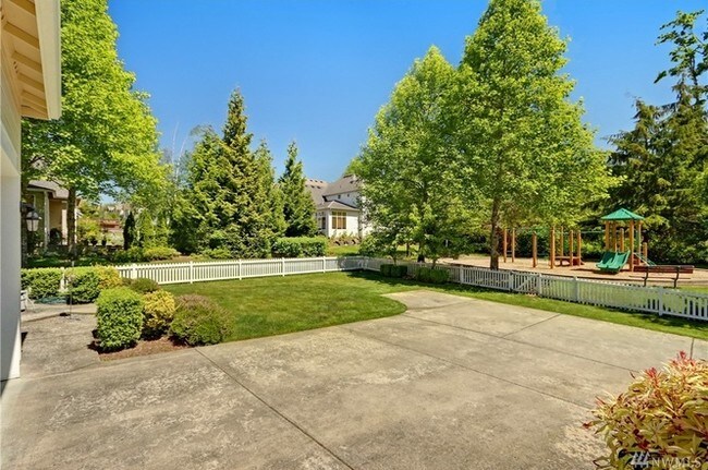 Large driveway - 17204 Woodside Dr SE