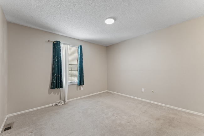 Building Photo - Tri-Level 4 Bed Home Near Ft. Carson