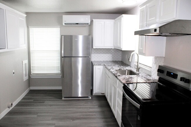 Building Photo - "Beautifully Updated Open-Concept Studio w...