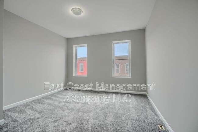 Building Photo - 2622 Llewelyn Ave