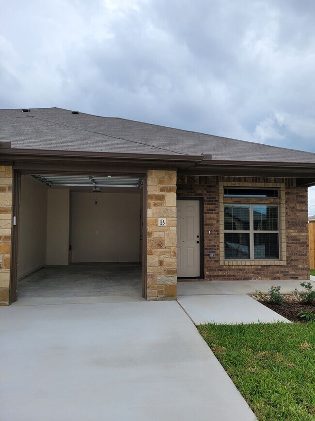 Building Photo - 1909-B Caspian Trail - Move in Ready!