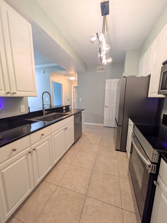 Building Photo - "September Rent Free! - Beautiful 2/2 Southside Condo On Gate Parkway with Lots of Amenities!"