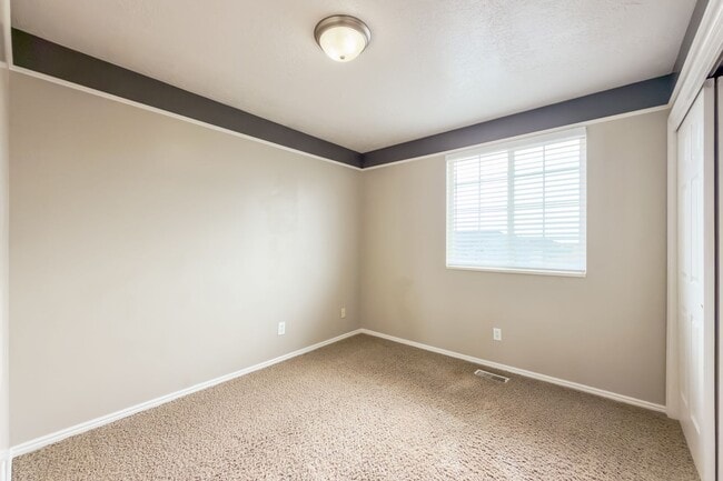 Building Photo - Comfortable 4 bed, 3 bath Family Home With Garage & Pet-Friendly Living! - Available on May 11th!