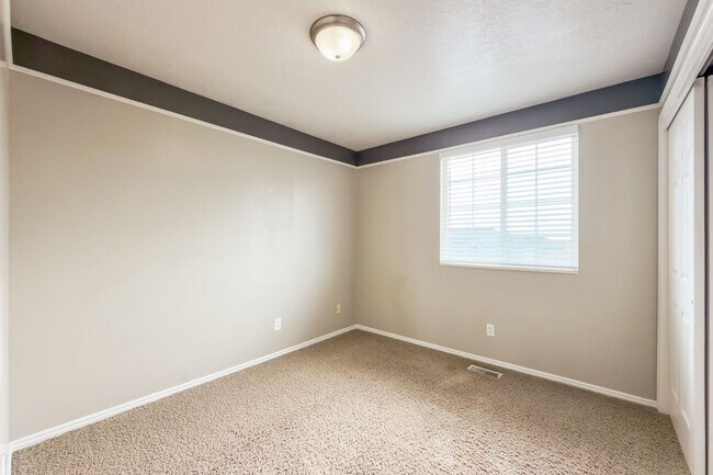 Building Photo - Comfortable 4 bed, 3 bath Family Home With...