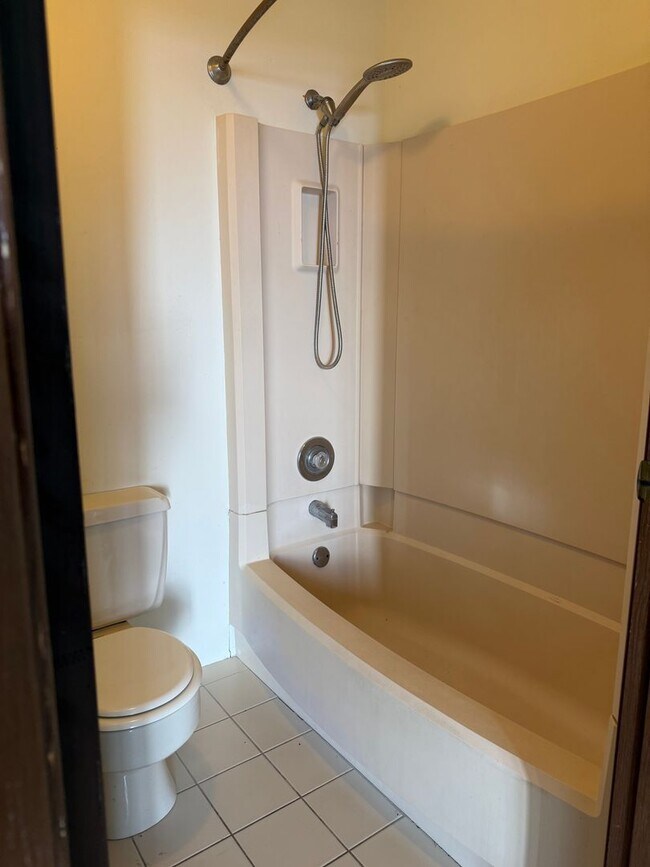 Building Photo - For Rent | 2 Bedroom, 2 bathroom Condo in Kona Eastwind with 1 assigned parking stall