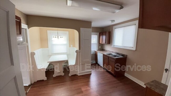 Building Photo - 15 Vassar Dr