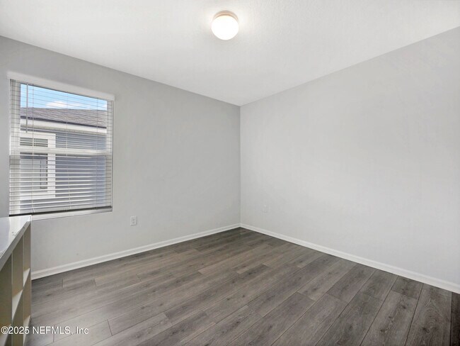 Building Photo - 597 Meadow Ridge Dr