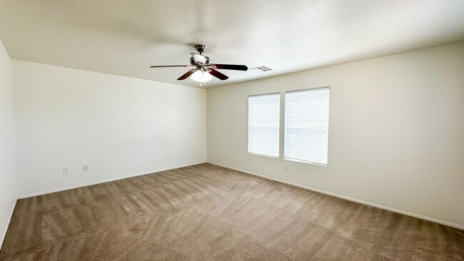 Building Photo - Spacious 3-Bed + Loft & Den | Granite Coun...