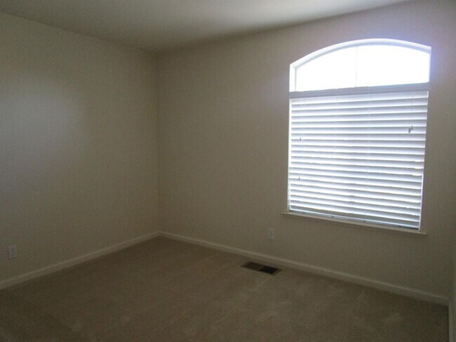 Building Photo - Like Brand New 4 Bedroom 3 Bath Beautiful ...
