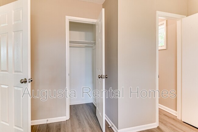 Building Photo - 2328 Prague Ct