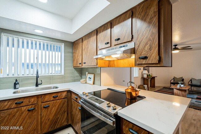 Building Photo - TOTAL REMODELED CONDO IN PHOENIX!