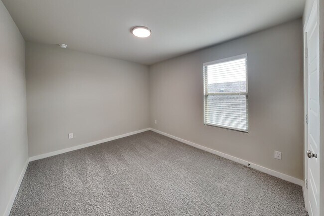 Building Photo - 510 Green Grass Dr
