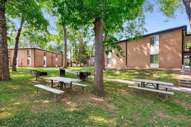 Building Photo - 2601 Hillsboro Pike