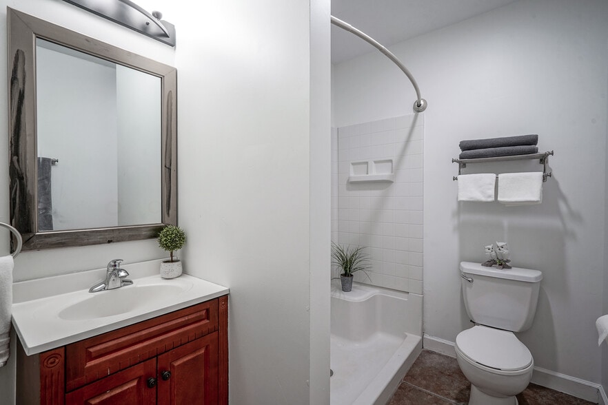 Upstairs full bath - 17 N Randolph St