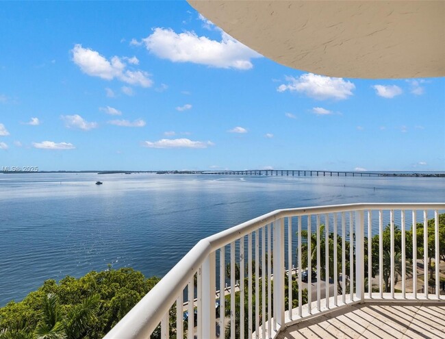 Building Photo - 1420 Brickell Bay Dr