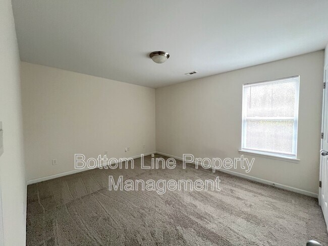 Building Photo - 702 Perth Dr