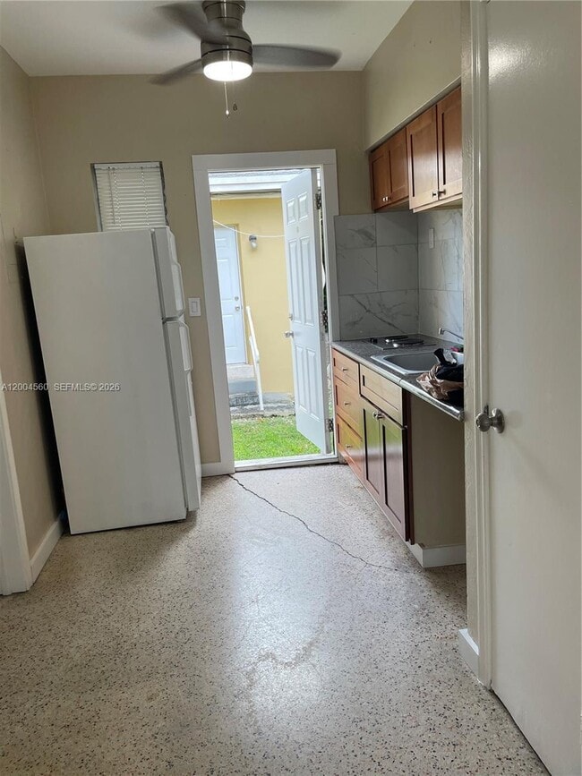 Building Photo - 940 SW 10th St