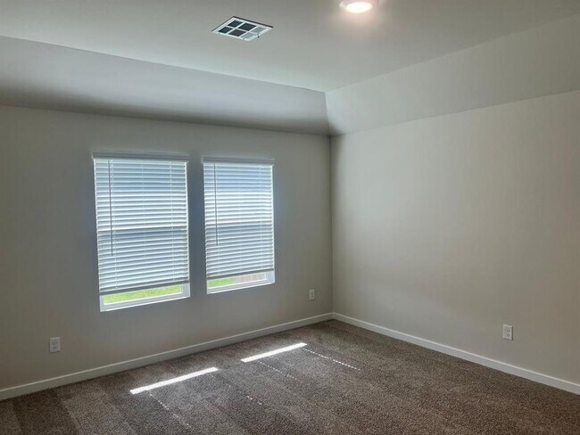 Building Photo - 2925 Firefly Dr
