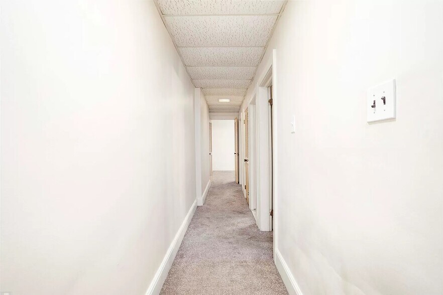 Building Photo - 1063 Beaconsfield Ave
