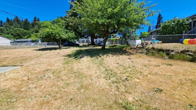 Building Photo - 2 Bedroom 1 Bath Duplex