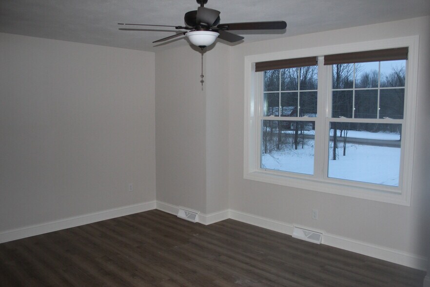 Second bedroom - 5870 Cooper St