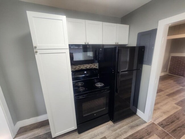 Building Photo - 522 E 5th St