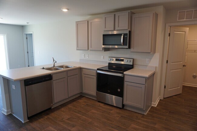 Building Photo - 602 Draymore Dr NE