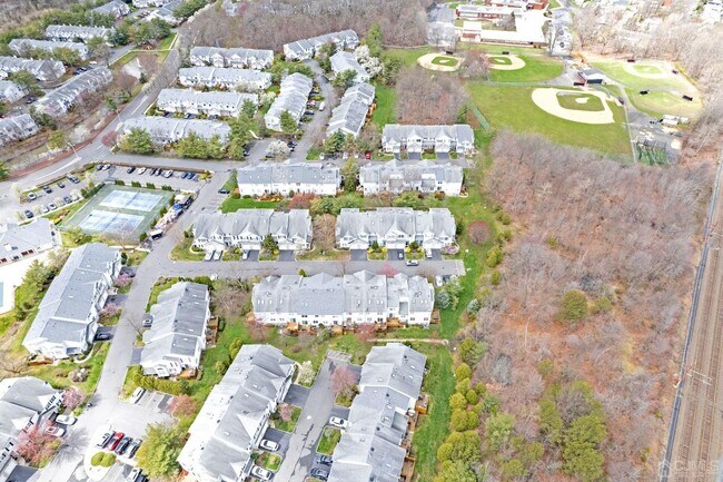 Building Photo - 7 Rondell Ln