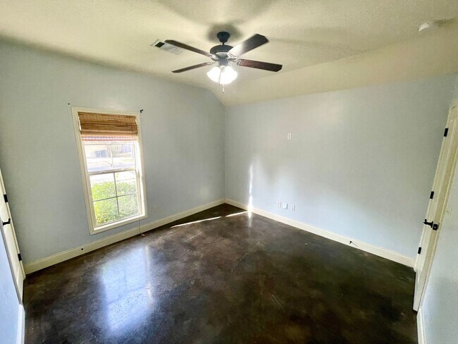 Building Photo - 106 Harvey Cir