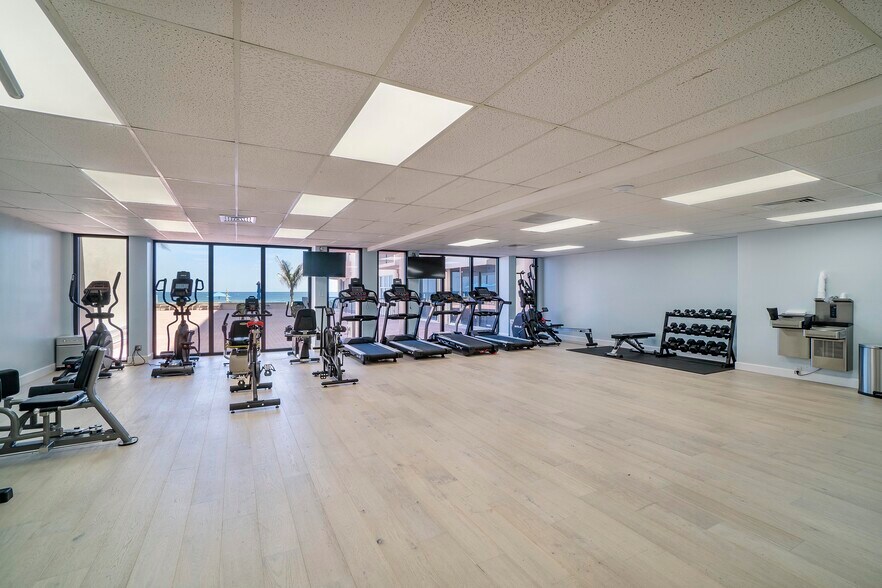 Building Photo - 1149 Hillsboro Mile
