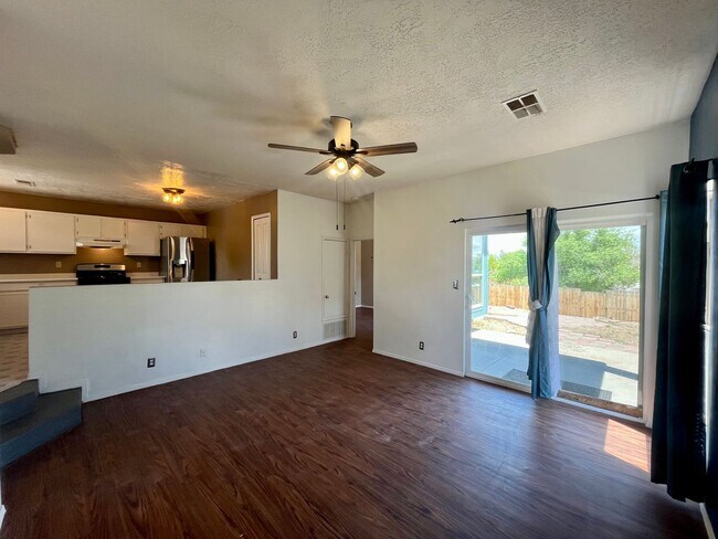 Building Photo - Cute 3 Bedroom 2 Bathroom Home In Rio Rancho!
