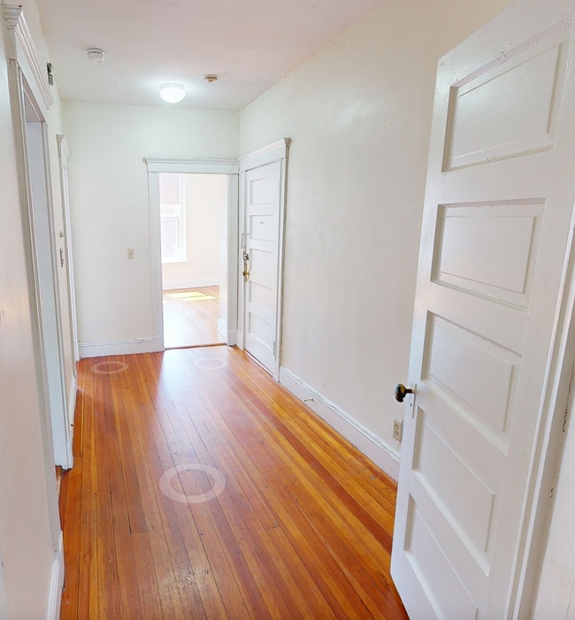 Building Photo - Avl NOW! No Fee! Sunny 3BR on Brighton/Bro...