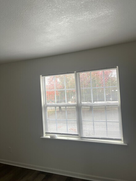 Building Photo - 132 E 12th St