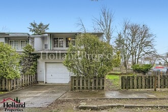 Building Photo - COming Soon! Charming & Convenient Living in Southeast Portland!