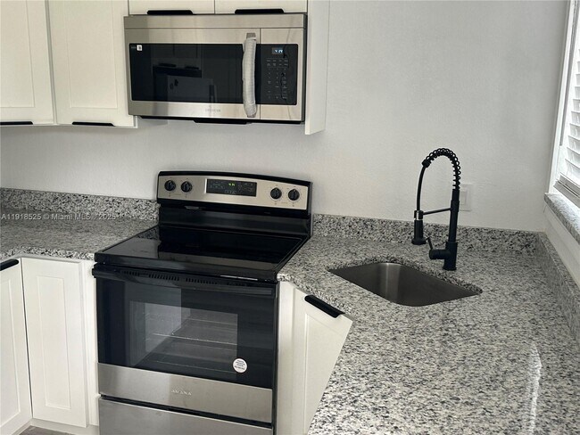 Building Photo - 1308 NW 13th Ct