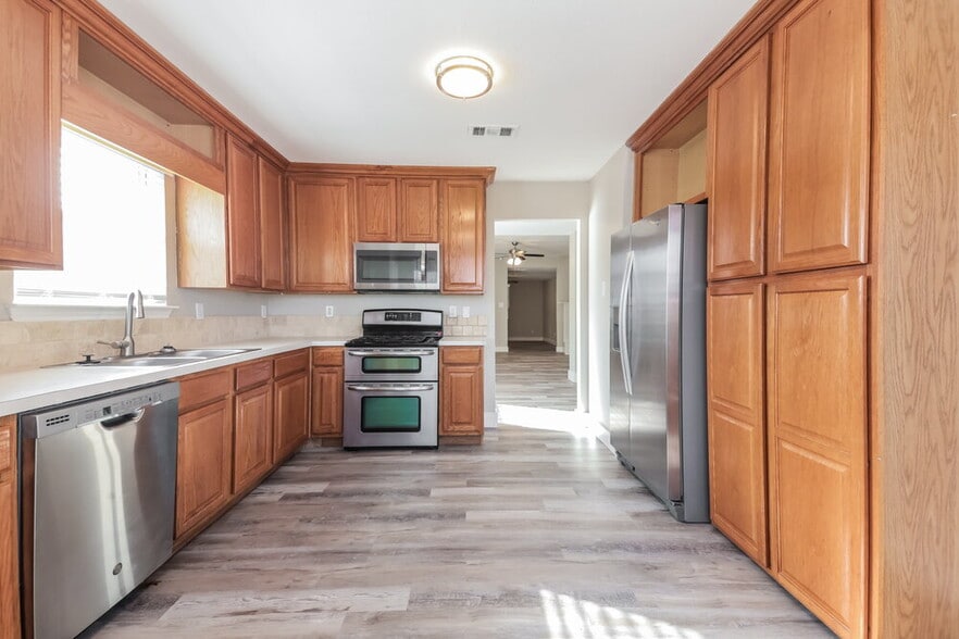 Building Photo - 7713 Dockside Dr