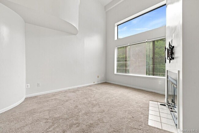Building Photo - 352 N Greeley Ave