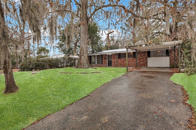 Primary Photo - Adorable 3bed 2bath home with a huge yard!