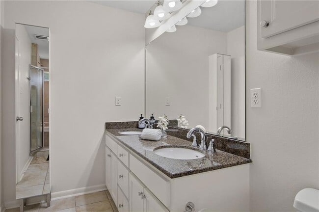 Building Photo - 1720 Nicholson Dr