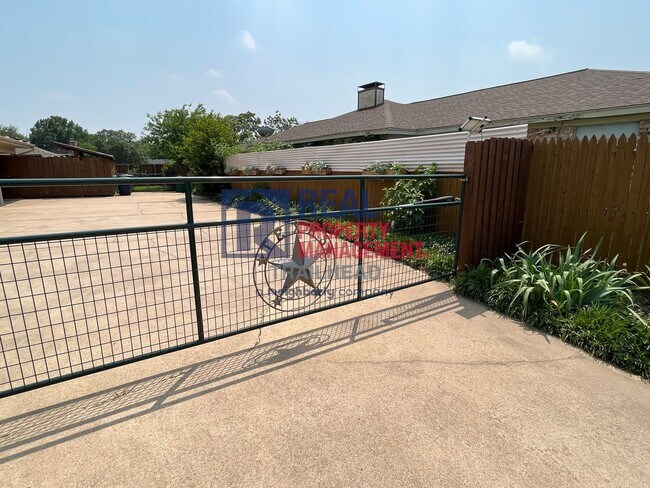 Building Photo - 6400 Espana Dr