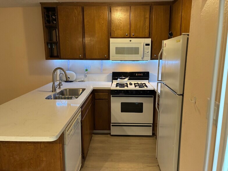 Building Photo - 18530 Hatteras St