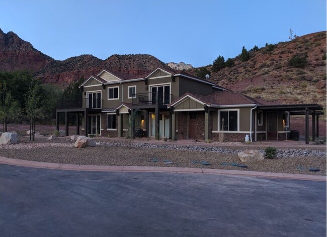 Building Photo - Moenave Townhomes